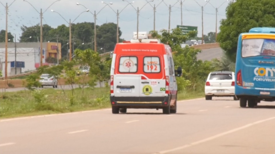 Jovem sofre fratura na perna e braço após bater em carro e poste no