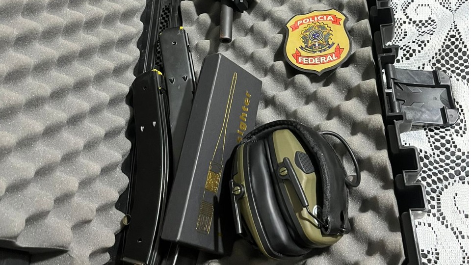 PF apreende armas e cerca de 600 munições com suspeito de atirar contra sede de site de notícias