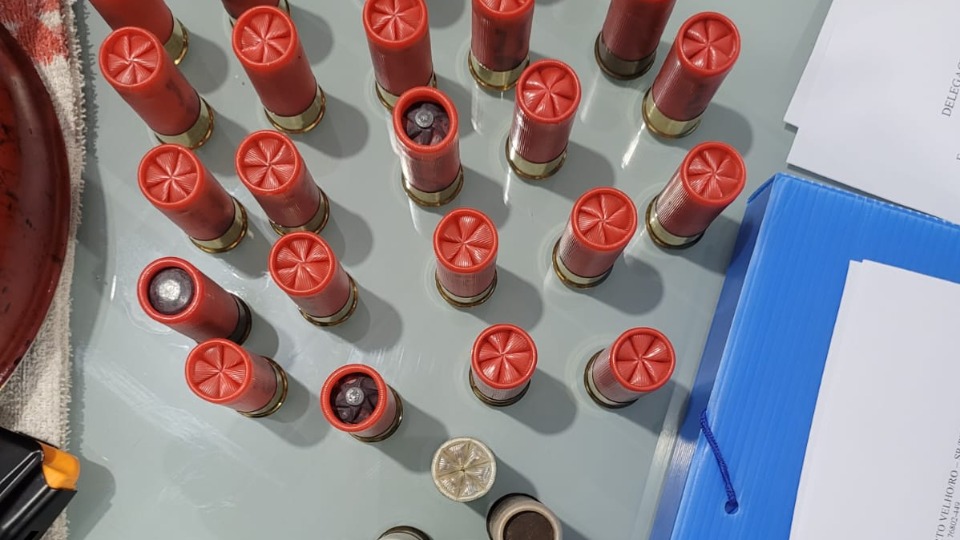 PF apreende armas e cerca de 600 munições com suspeito de atirar contra sede de site de notícias