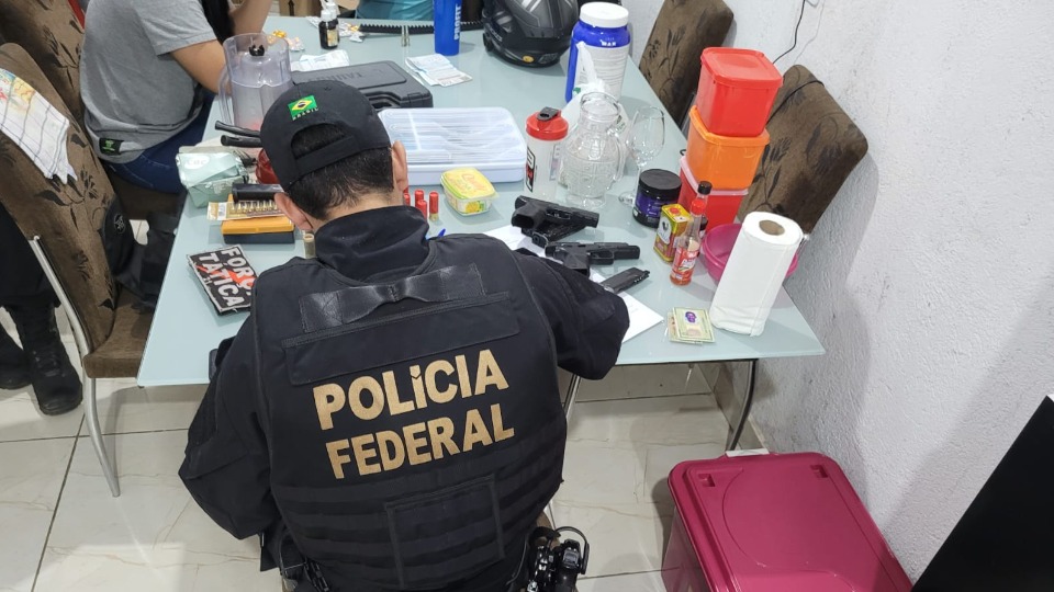 PF apreende armas e cerca de 600 munições com suspeito de atirar contra sede de site de notícias