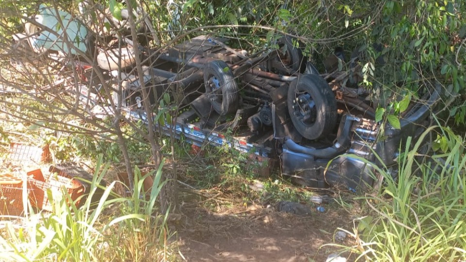 Motorista morre após carreta tombar na BR-364 em Candeias do Jamari