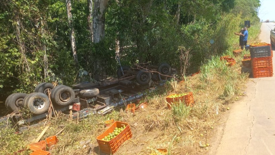 Motorista morre após carreta tombar na BR-364 em Candeias do Jamari