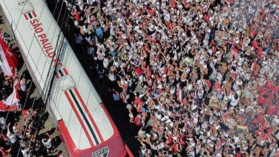 Em véspera de final da Copa do Brasil, torcedores do SP fecham avenida em frente ao CT para apoiar o time