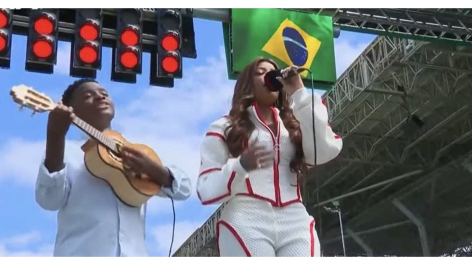 Ludmilla esquece letra do Hino Nacional em apresentação no GP de