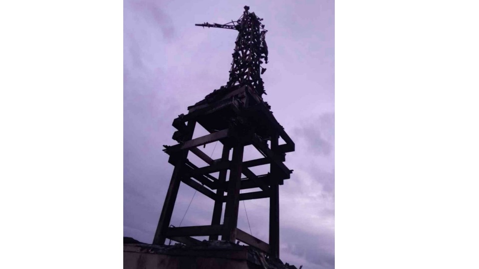 Estátua da Loja Havan consumida pelo fogo 