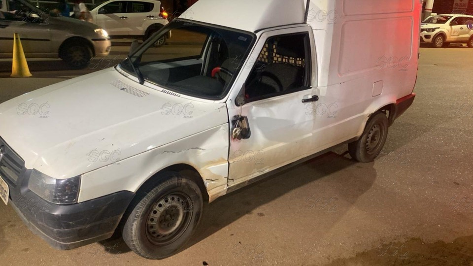 Fiorino branca, com retrovisor quebrado após acidente de trânsito com moto, em Porto Velho (RO).