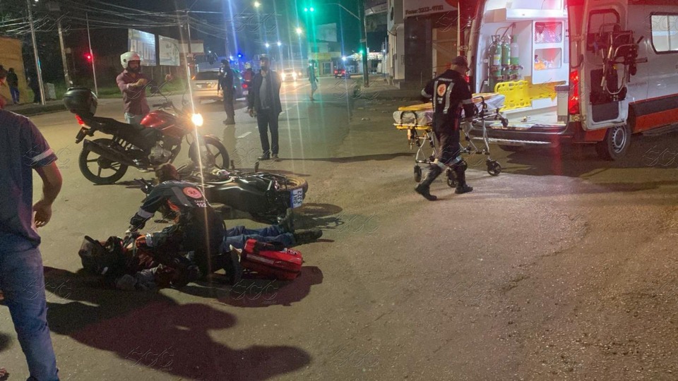 Homem, vítima de acidente de trânsito, caído no asfalto enquanto recebe atendimento médico do Samu, Porto Velho (RO).