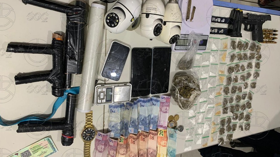 Foram apreendidos celulares, dinheiro em espécie, balança de precisão, armas, cocaína e maconha com casal — Porto Velho (RO)