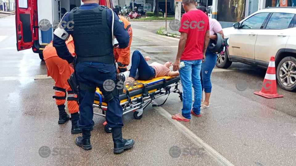 Motociclista fica ferida após colisão com veículos parados em semáforo de Porto Velho