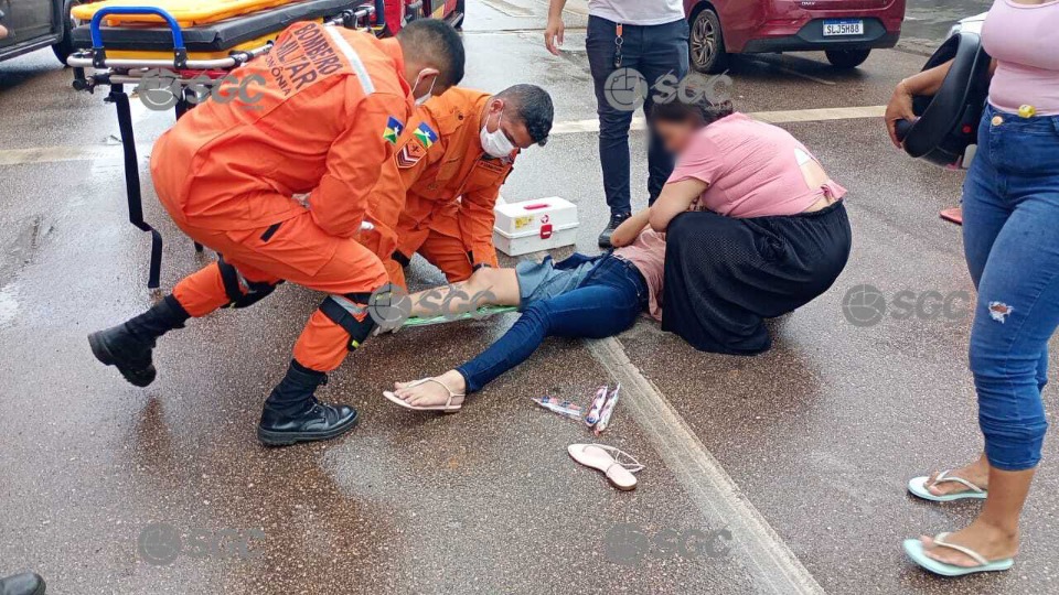 Motociclista fica ferida após colisão com veículos parados em semáforo de Porto Velho