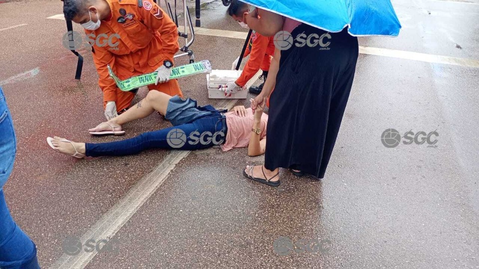 Motociclista fica ferida após colisão com veículos parados em semáforo de Porto Velho