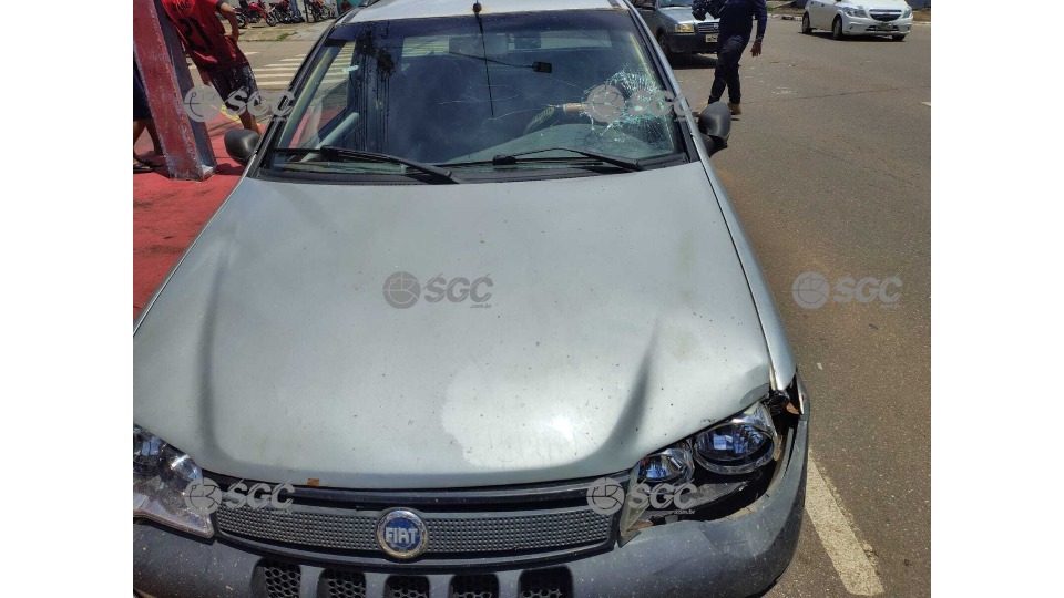 Criança fica gravemente ferida após carro avançar sinal vermelho em Porto Velho