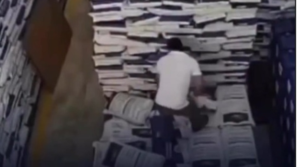 VÍDEO: Trabalhador é esmagado enquanto empilhava produtos em depósito