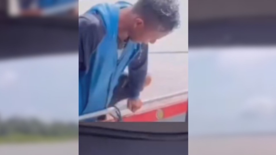 VÍDEO: jovem luta para sobreviver após canoa afundar e ficar à deriva no rio 