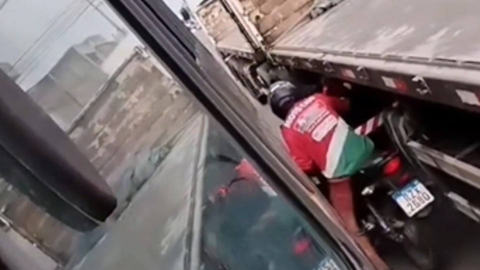CENA FORTE: vídeo registra motociclista 