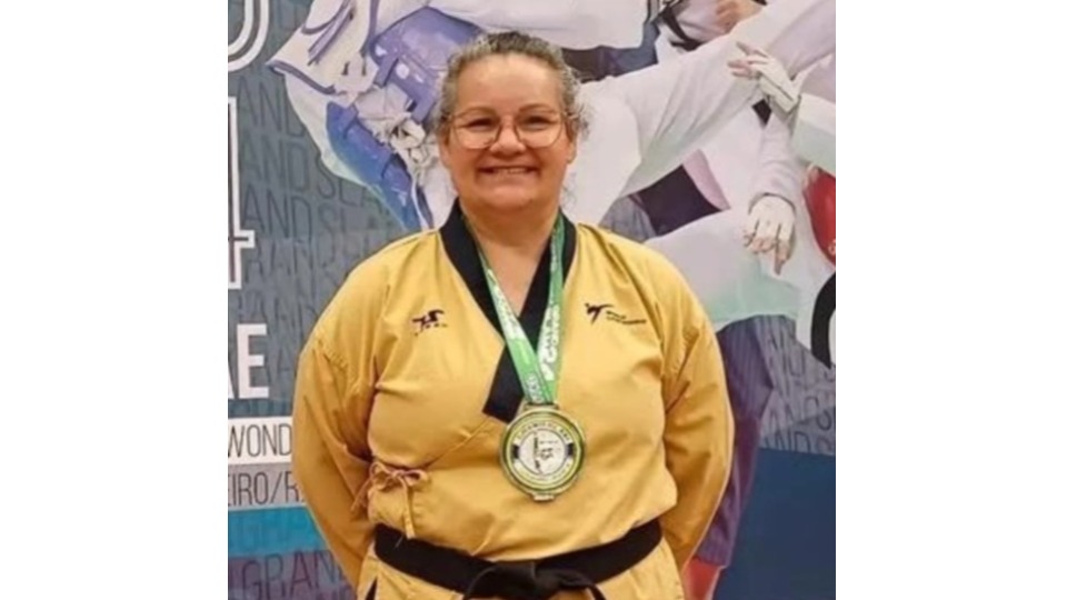 A medalhistas campeã ensina a arte marcial para crianças e jovens na Associação de Pais e Mestres da Polícia Militar do Estado de Rondônia.   