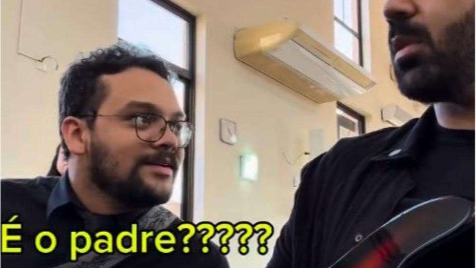 VÍDEO: casamento em igreja surpreende com entrada inesperada de padre 