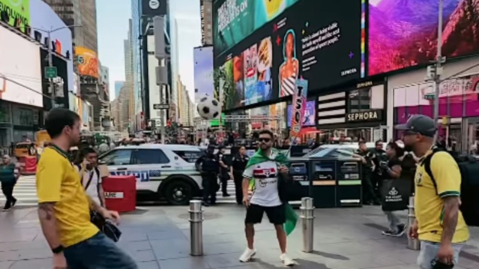 VÍDEO: torcedores jogam altinha e levam clima de Copa para Times Square  