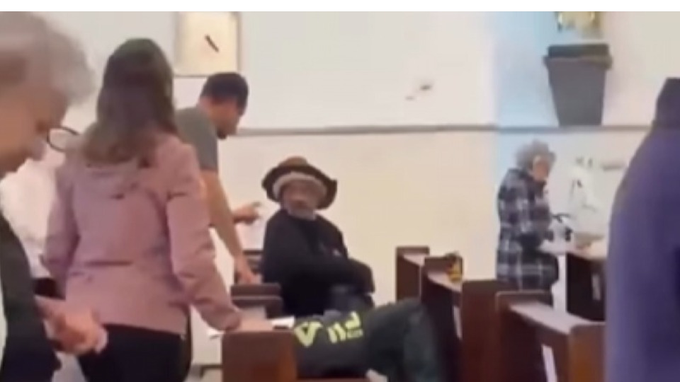 VÍDEO: homem se masturba durante missa na frente de fiéis  