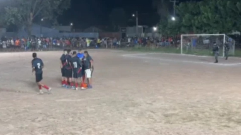 VÍDEO: foragido da Justiça é preso enquanto jogava partida de futebol  