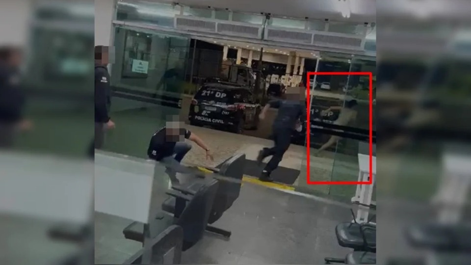 VÍDEO: Mulher trans faz barraco em delegacia, toma celular de agente e foge