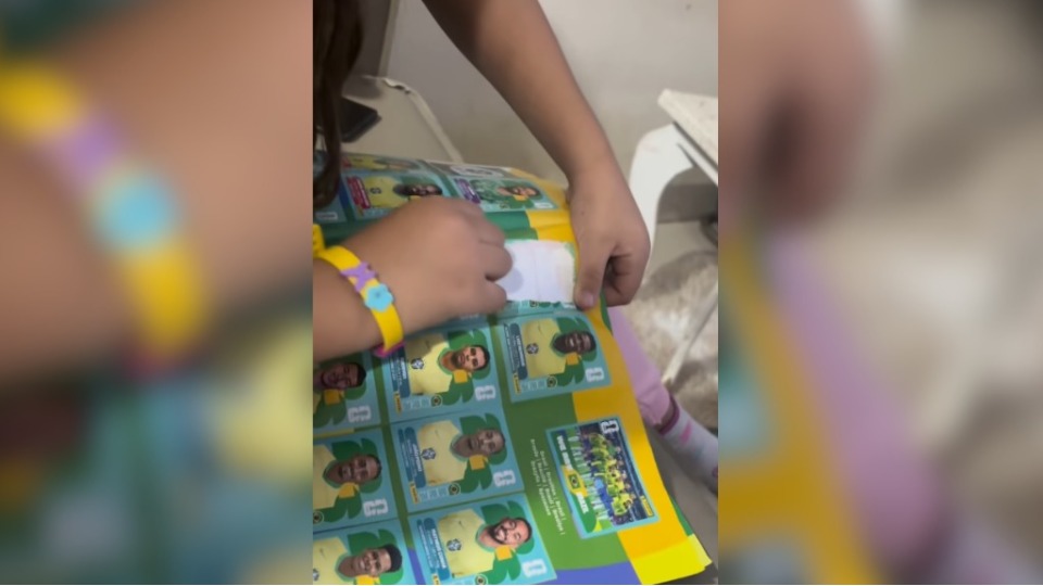 VÍDEO: frustrada com eliminação do Brasil, menina rasga figurinhas de álbum  