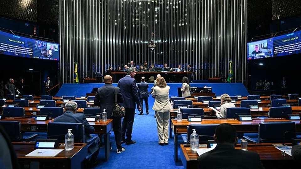 Projeto que cria 'Pix Pensão' é aprovado em Plenário   