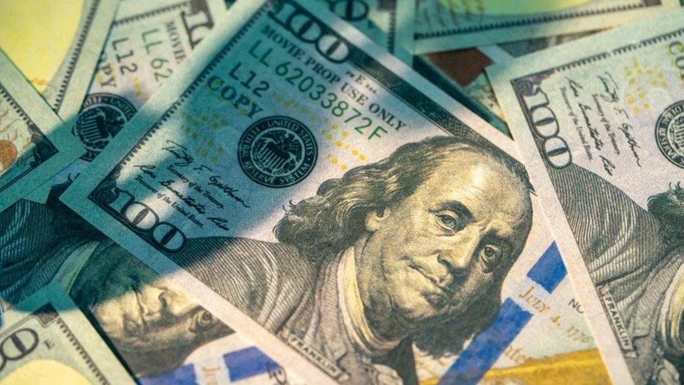 Dólar sobe e petróleo dispara em meio a escalada no Oriente Médio