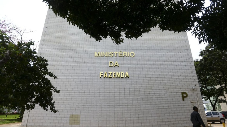 Projeção oficial de inflação sobe para 5,1%, com estouro da meta