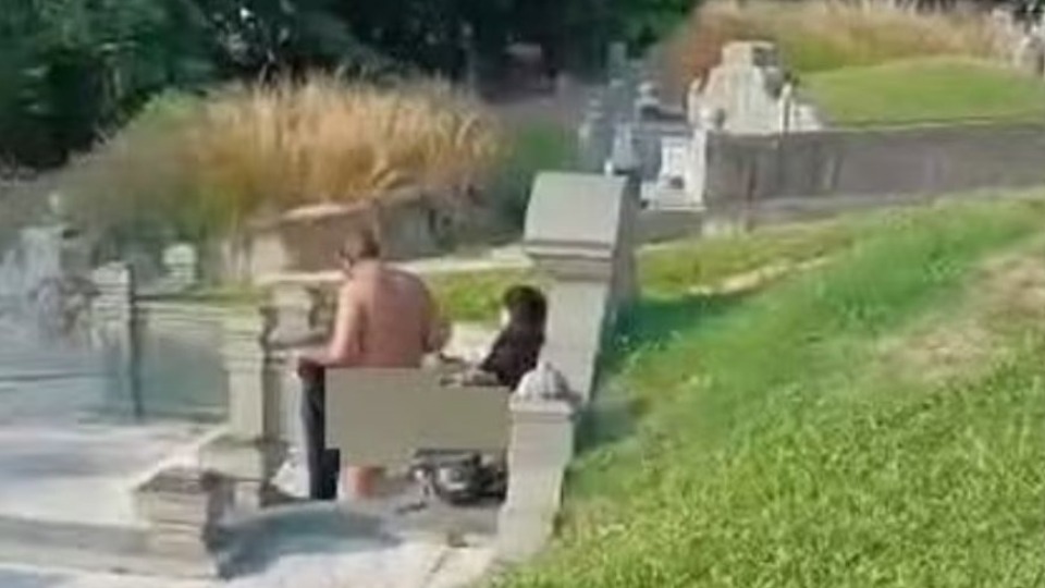 VÍDEO: casal é preso após ser flagrado mantendo relações em cima de túmulo